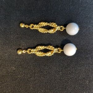 🤍 NWT Napier Earrings Gold tone knot white ball drop earrings signed